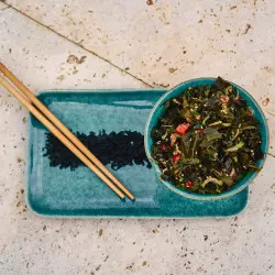 alga wakame curly desidratada em salada crua