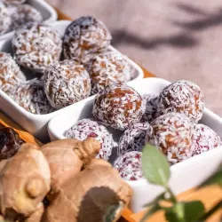 Gesunder Snack mit Ingwer, Datteln, Cashewnüssen und Mandeln - gesunder Genuss.