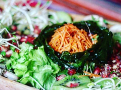 Duo van kombu en biologische sla: frisheid, vitaliteit en zee smaken