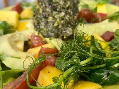 Mango- und Erbsensprossensalat